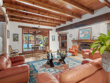 CASA EN VENTA DE UN PISO CON ALBERCA, FRENTE AL CAMPO DE GOLF DE JURIQUILLA