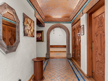 CASA EN VENTA DE UN PISO CON ALBERCA, FRENTE AL CAMPO DE GOLF DE JURIQUILLA