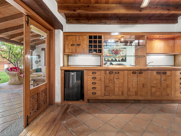 CASA EN VENTA DE UN PISO CON ALBERCA, FRENTE AL CAMPO DE GOLF DE JURIQUILLA