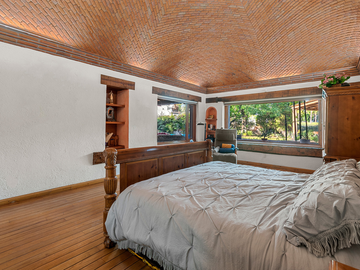 CASA EN VENTA DE UN PISO CON ALBERCA, FRENTE AL CAMPO DE GOLF DE JURIQUILLA