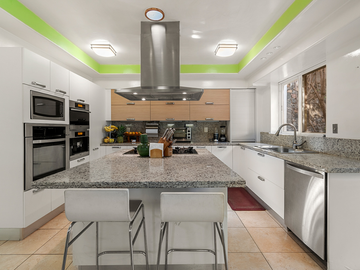CASA EN VENTA DE UN PISO CON ALBERCA, FRENTE AL CAMPO DE GOLF DE JURIQUILLA