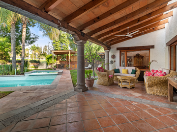 CASA EN VENTA DE UN PISO CON ALBERCA, FRENTE AL CAMPO DE GOLF DE JURIQUILLA