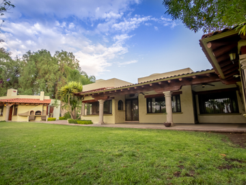 CASA DE UN PISO CON SALA DE CINE, FRENTE AL CAMPO DE GOLF DE JURIQUILLA