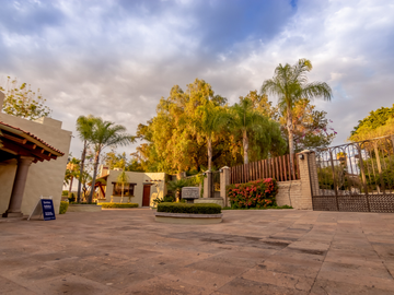 CASA DE UN PISO CON SALA DE CINE, FRENTE AL CAMPO DE GOLF DE JURIQUILLA