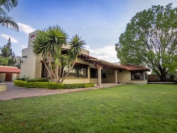 CASA DE UN PISO CON SALA DE CINE, FRENTE AL CAMPO DE GOLF DE JURIQUILLA