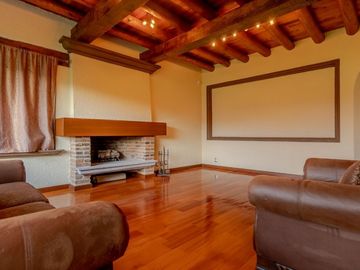 CASA DE UN PISO CON SALA DE CINE, FRENTE AL CAMPO DE GOLF DE JURIQUILLA