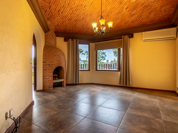 CASA DE UN PISO CON SALA DE CINE, FRENTE AL CAMPO DE GOLF DE JURIQUILLA