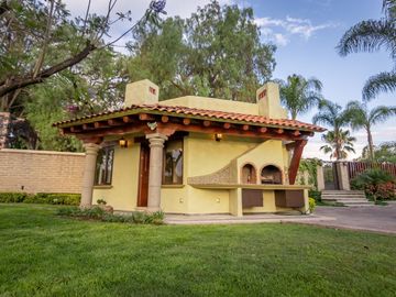 CASA DE UN PISO CON SALA DE CINE, FRENTE AL CAMPO DE GOLF DE JURIQUILLA
