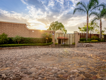 CASA DE UN PISO CON SALA DE CINE, FRENTE AL CAMPO DE GOLF DE JURIQUILLA
