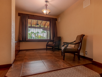 CASA DE UN PISO CON SALA DE CINE, FRENTE AL CAMPO DE GOLF DE JURIQUILLA