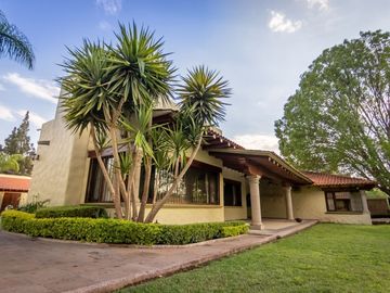 CASA DE UN PISO CON SALA DE CINE, FRENTE AL CAMPO DE GOLF DE JURIQUILLA