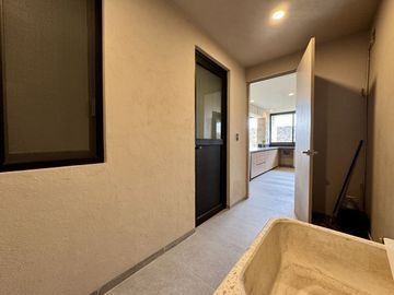 CASA EN VENTA EN LOMAS DE CAMPANARIO NORTE, CON CUARTO DE SERVICIO