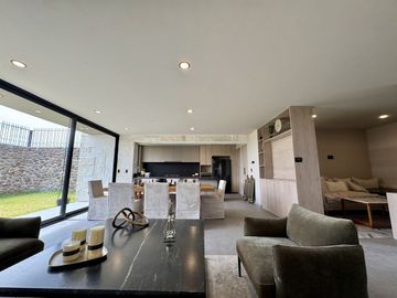 CASA EN VENTA EN LOMAS DE CAMPANARIO NORTE, CON CUARTO DE SERVICIO