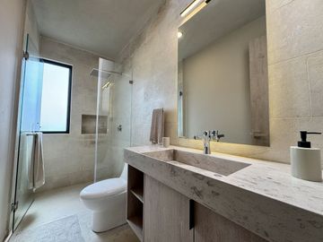CASA EN VENTA EN LOMAS DE CAMPANARIO NORTE, CON CUARTO DE SERVICIO