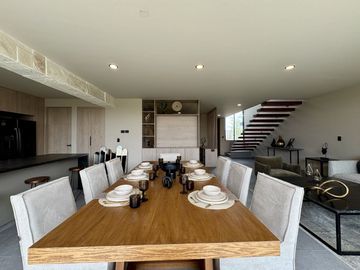 CASA EN VENTA EN LOMAS DE CAMPANARIO NORTE, CON CUARTO DE SERVICIO