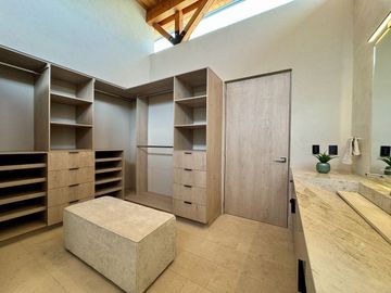 CASA EN VENTA EN LOMAS DE CAMPANARIO NORTE, CON CUARTO DE SERVICIO