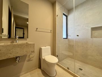 CASA EN VENTA EN LOMAS DE CAMPANARIO NORTE, CON CUARTO DE SERVICIO