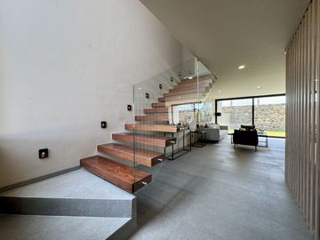 CASA EN VENTA EN LOMAS DE CAMPANARIO NORTE, CON CUARTO DE SERVICIO