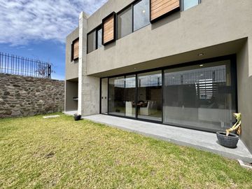 CASA EN VENTA EN LOMAS DE CAMPANARIO NORTE, CON CUARTO DE SERVICIO