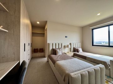 CASA EN VENTA EN LOMAS DE CAMPANARIO NORTE, CON CUARTO DE SERVICIO