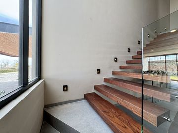 CASA EN VENTA EN LOMAS DE CAMPANARIO NORTE, CON CUARTO DE SERVICIO