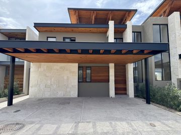 CASA EN VENTA EN LOMAS DE CAMPANARIO NORTE, CON CUARTO DE SERVICIO