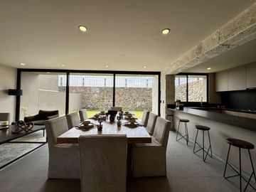 CASA EN VENTA EN LOMAS DE CAMPANARIO NORTE, CON CUARTO DE SERVICIO