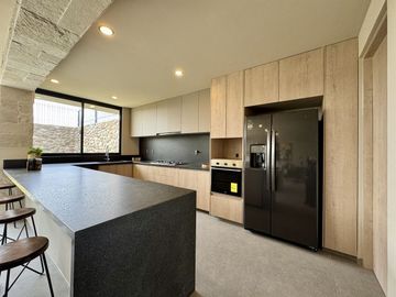 CASA EN VENTA EN LOMAS DE CAMPANARIO NORTE, CON CUARTO DE SERVICIO
