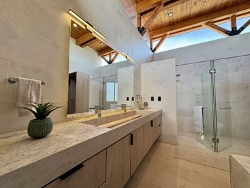 CASA EN VENTA EN LOMAS DE CAMPANARIO NORTE, CON CUARTO DE SERVICIO