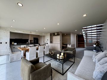 CASA EN VENTA EN LOMAS DE CAMPANARIO NORTE, CON CUARTO DE SERVICIO