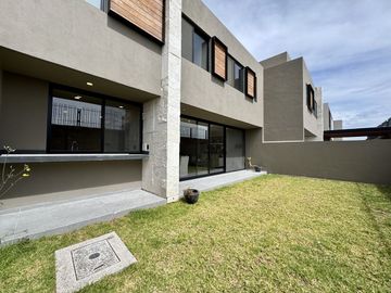 CASA EN VENTA EN LOMAS DE CAMPANARIO NORTE, CON CUARTO DE SERVICIO