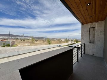 CASA EN VENTA EN LOMAS DE CAMPANARIO NORTE, CON CUARTO DE SERVICIO