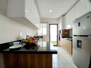 CASA EN VENTA EN ZIBATÁ, QUERÉTARO, 3 recámaras y estudio, excelentes amenidades