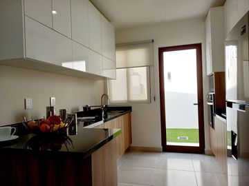 CASA EN VENTA EN ZIBATÁ, QUERÉTARO, 3 recámaras y estudio, excelentes amenidades