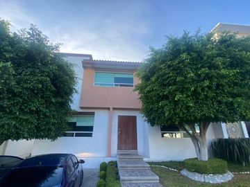 CASA EN VENTA EN COLINAS DEL BOSQUE 3RA SECCION, CORREGIDORA, 5 HABITACIONES