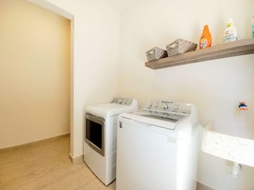 CASA EN VENTA EN ZIBATÁ, Qro., estudio con opción a recámara en planta baja