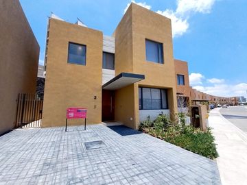 CASA EN VENTA EN ZIBATÁ, Qro., estudio con opción a recámara en planta baja