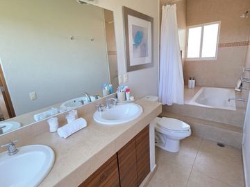CASA EN VENTA EN CUMBRES DEL LAGO JURIQUILLA, 3 HABITACIONES MAS ESTUDIO