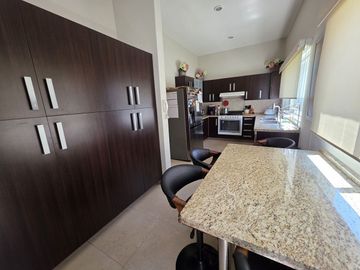 CASA EN VENTA EN CUMBRES DEL LAGO JURIQUILLA, 3 HABITACIONES MAS ESTUDIO