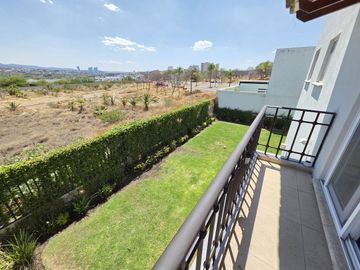 CASA EN VENTA EN CUMBRES DEL LAGO JURIQUILLA, 3 HABITACIONES MAS ESTUDIO