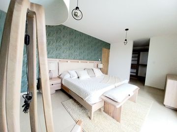 CASA EN VENTA EN ZIBATÁ, Querétaro. 3 recámaras, 3 baños, roof garden, jardín