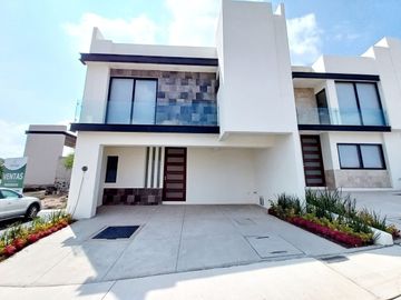 CASA EN VENTA EN ZIBATÁ, Querétaro. 3 recámaras, 3 baños, roof garden, jardín