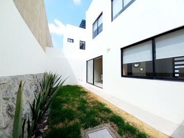 CASA EN VENTA EN ZIBATÁ, Querétaro. 3 recámaras, 3 baños, roof garden, jardín