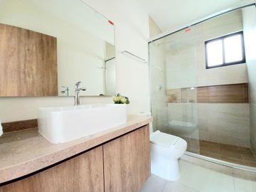 CASA EN VENTA EN ZIBATÁ, Querétaro. 3 recámaras, 3 baños, roof garden, jardín