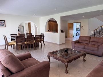 CASA EN VENTA EN JURIQUILLA CON VISTA AL CAMPO DE GOLF, 3 RECÁMARAS