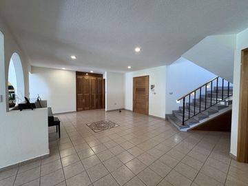 CASA EN VENTA EN JURIQUILLA CON VISTA AL CAMPO DE GOLF, 3 RECÁMARAS