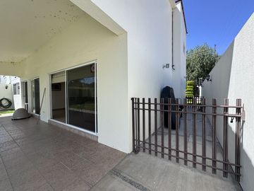 CASA EN VENTA EN JURIQUILLA CON VISTA AL CAMPO DE GOLF, 3 RECÁMARAS