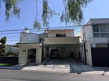 CASA EN VENTA EN JURIQUILLA CON VISTA AL CAMPO DE GOLF, 3 RECÁMARAS