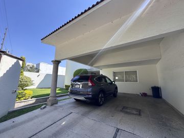 CASA EN VENTA EN JURIQUILLA CON VISTA AL CAMPO DE GOLF, 3 RECÁMARAS