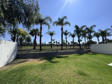 CASA EN VENTA EN JURIQUILLA CON VISTA AL CAMPO DE GOLF, 3 RECÁMARAS